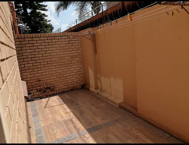 6 BEDROOM HOUSE FOR SALE IN ZINNIAVILLE